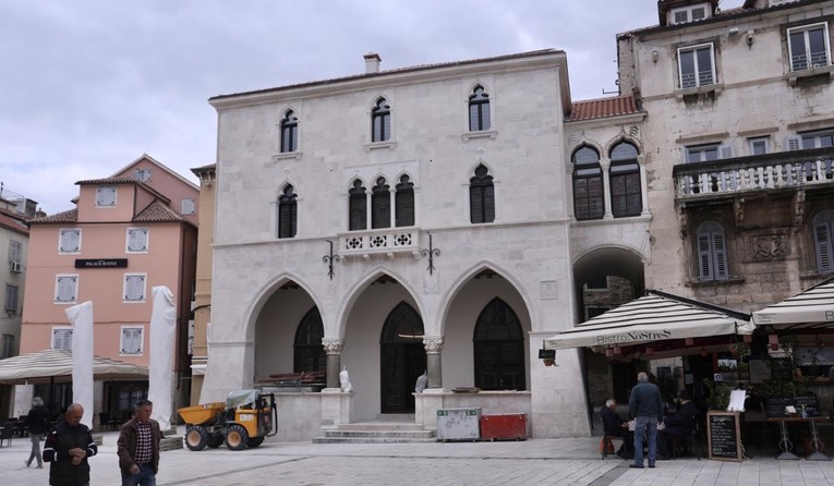 Muškarac u Splitu iz Stare gradske vijećnice ukrao sliku vrijednu 9 tisuća kuna 