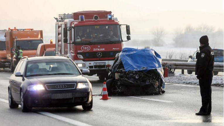 Nesreća na zagrebačkoj obilaznici: Auto se zabio u ralicu, jedna osoba poginula