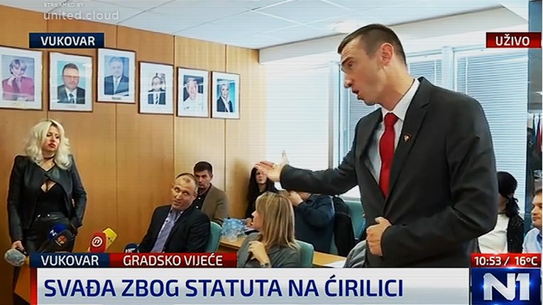 VIDEO Penava divljao u Vukovaru, bacio statut na ćirilici i prijetio Srbima