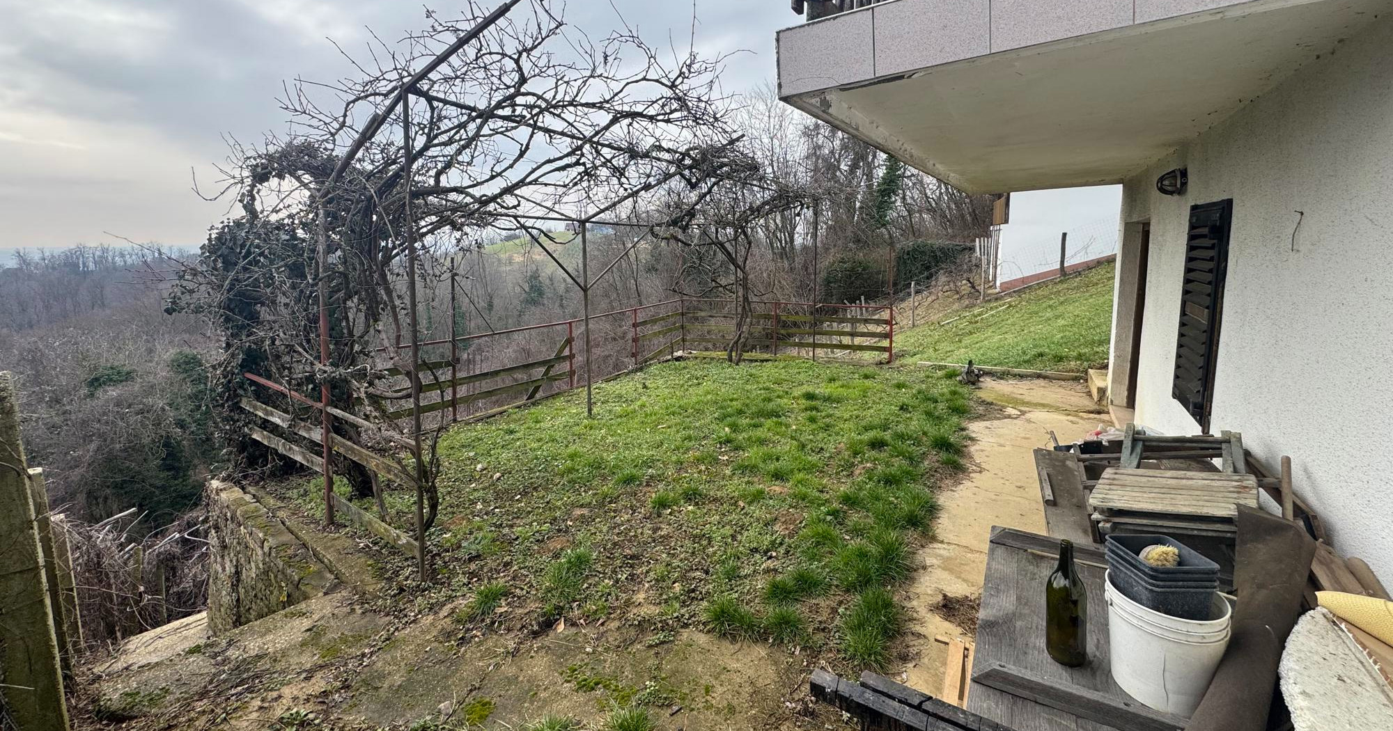 Sakrivena u šumi, s pogledom koji oduzima dah: Kuća se prodaje za 40.000 eura