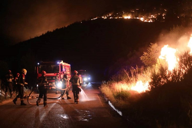 U Žrnovnici ozlijeđena tri vatrogasca dok su gasila požar