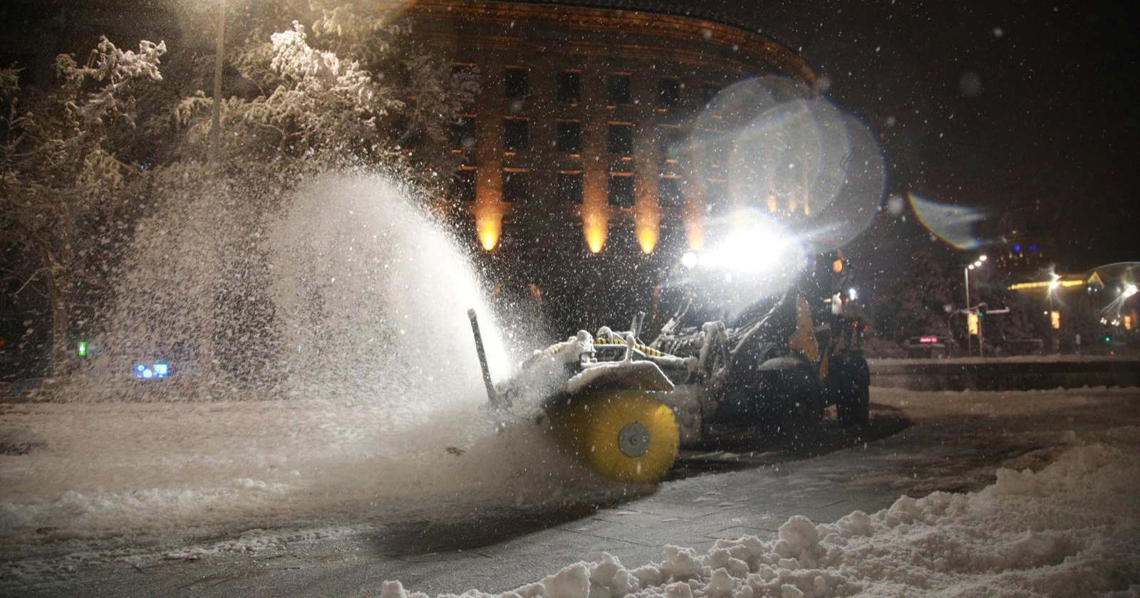 U Srbiji palo 25 cm snijega. Problemi u prometu, kasne letovi, tisuće bez struje