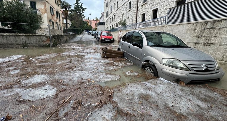 FOTO Snažno nevrijeme u Splitu. Ulice potopljene