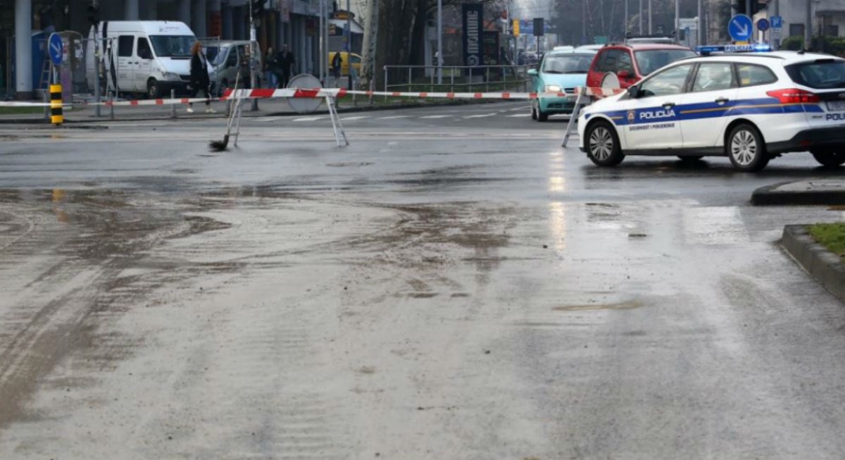 Pukla cijev u Zagrebu, ulica ostala bez vode, poplavljena i cesta