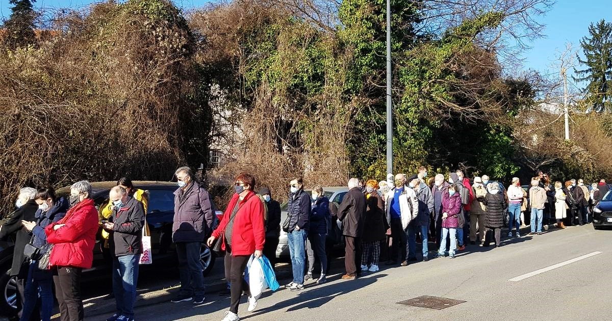 Pogledajte golemi red za cijepljenje u Zagrebu, ljudi kažu da je kaotično