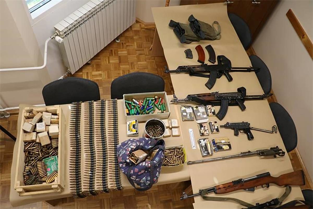 Uhićeni žena i muškarac: Našli im veću količina duhana, oružja i streljiva