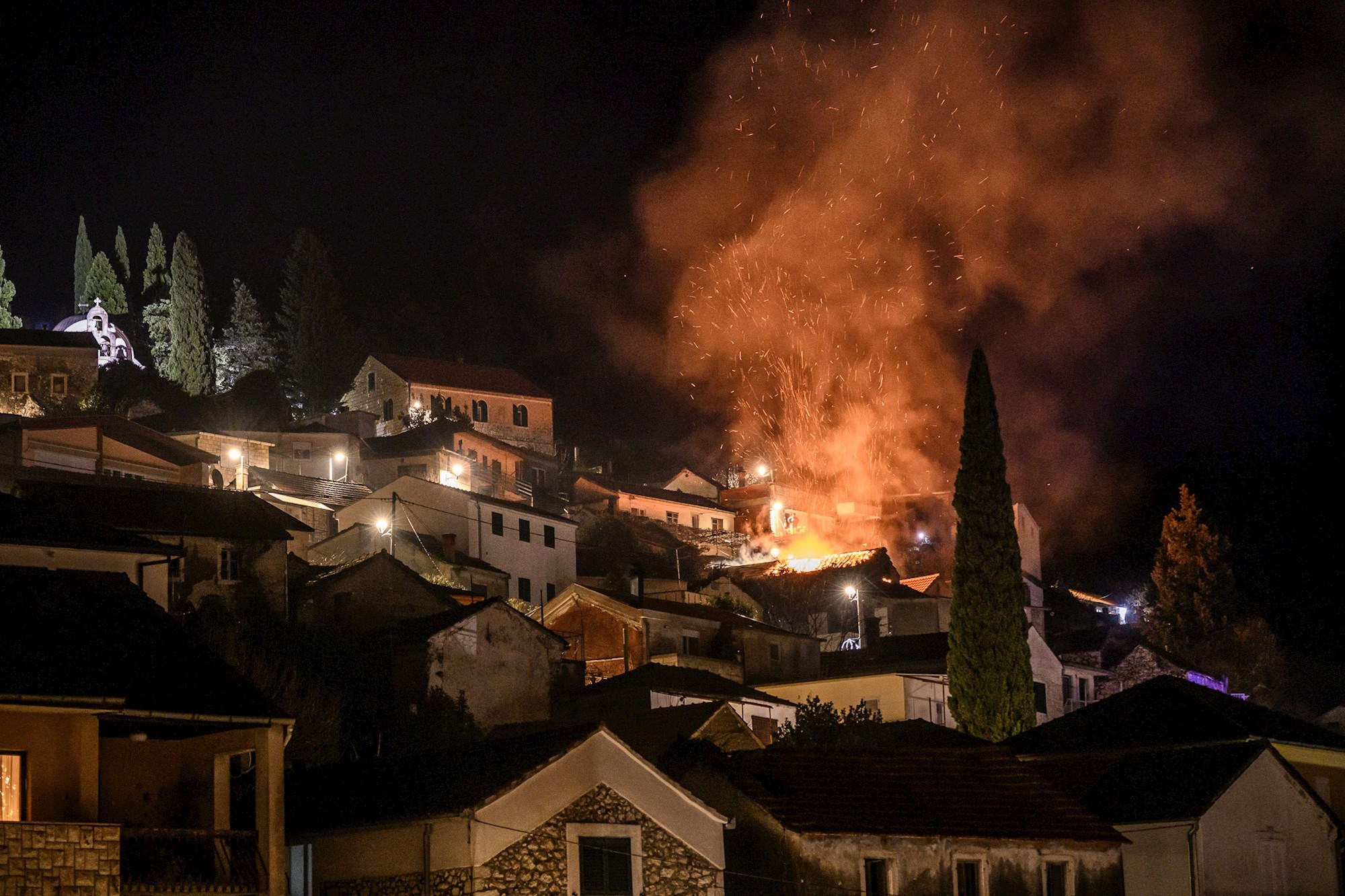 VIDEO Zapalila se kuća u Metkoviću
