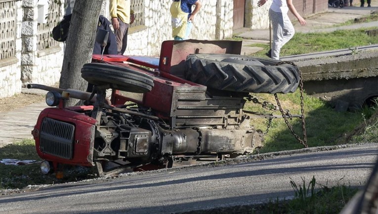 Muškarac (73) poginuo u prevrtanju traktora kod Daruvara