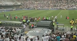 VIDEO Navijači Vitorije stolicama gađali igrače Hajduka