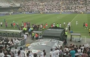 VIDEO Navijači Vitorije stolicama gađali igrače Hajduka