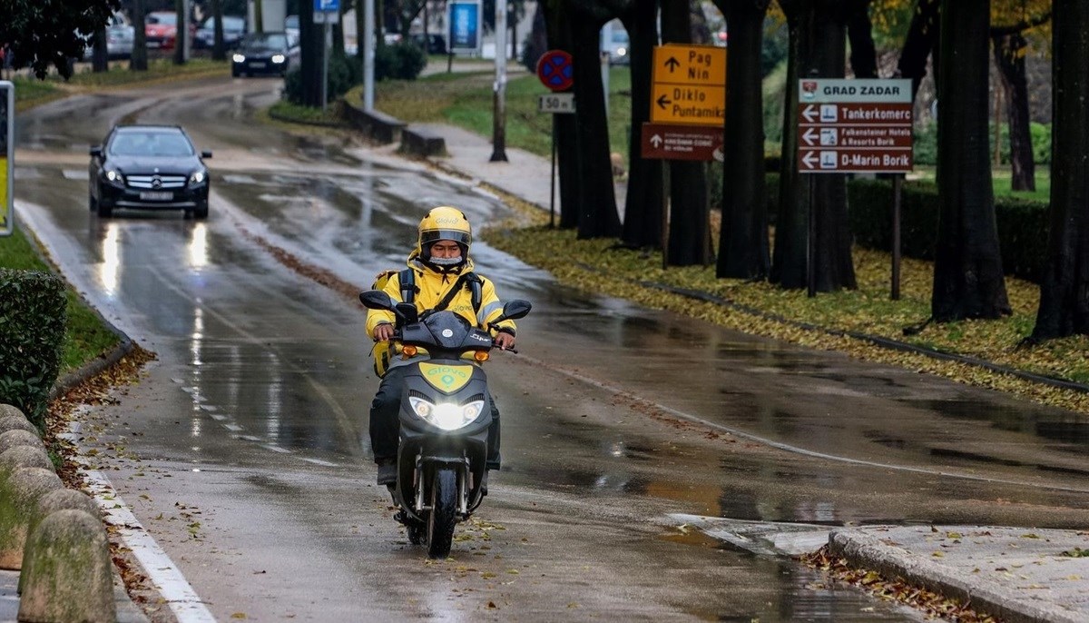 Dostavljač hrane iz Bangladeša napadnut u Zadru. Dvojica ga opljačkala