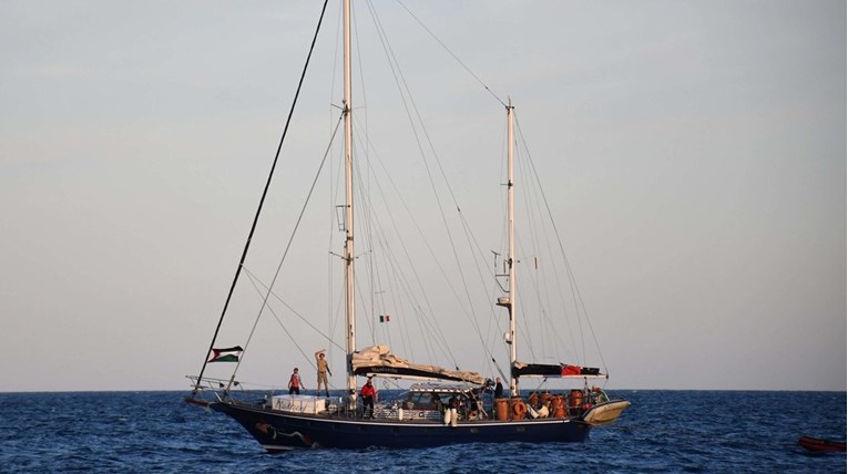 Greta Thunberg se u jedrenjaku približava Gazi. S njom i zvijezda Igre prijestolja