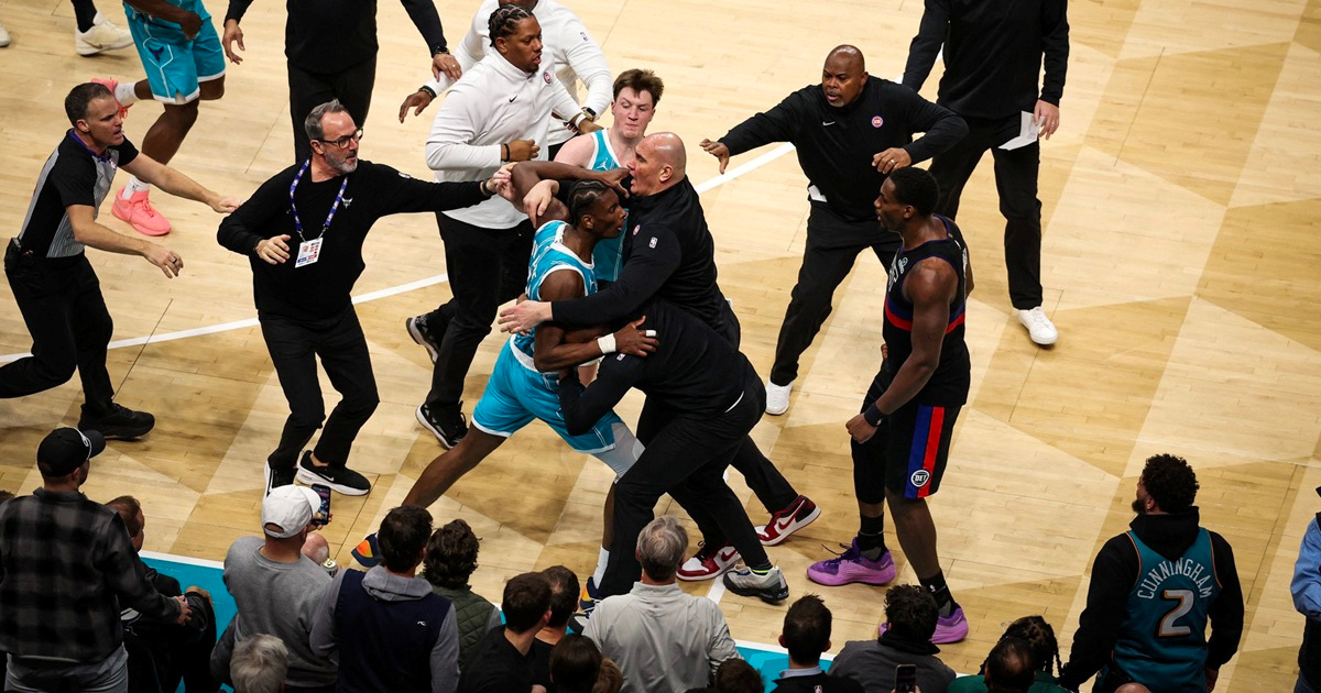 Pogledajte kako je započela tučnjava u utakmici NBA lige. Komentator: "O, moj Bože"