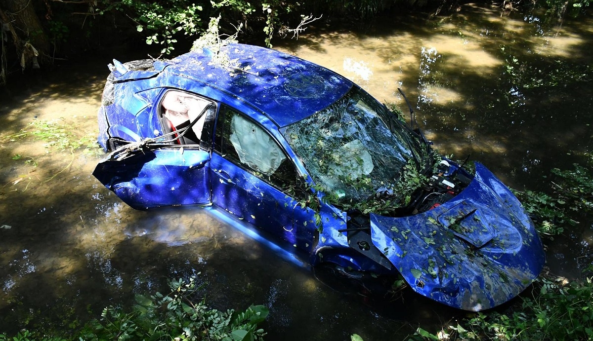Auto upao u rijeku, suvozač nađen, vozač nestao. "Našli smo čarapu, njegova je"