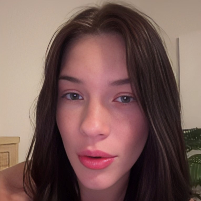 Pokazala jezivu poruku stalkera pa upozorila djevojke da paze što objavljuju online