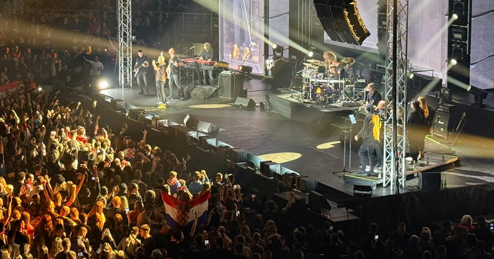 VIDEO Thompson u Zadru poveo Bojnu Čavoglave uz "Za dom spremni"