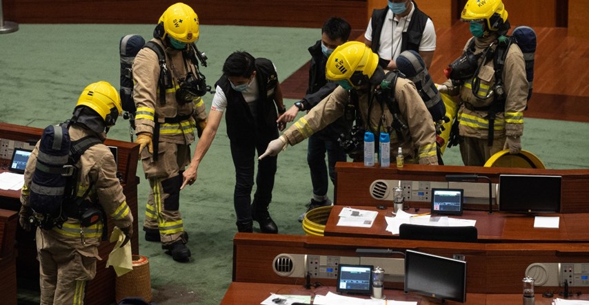 Zastupnici u Hong Kongu prskali smrdljivu tekućinu u parlamentu u znak protesta