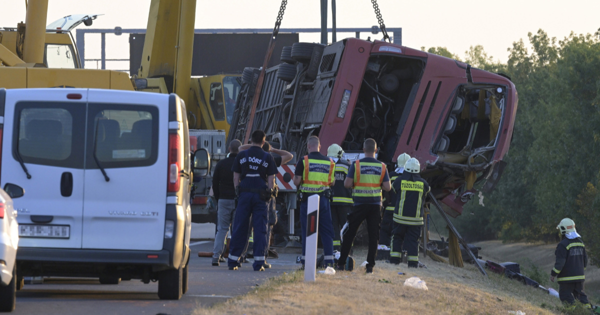 12 mrtvih u nesreći autobusa u Mađarskoj. Civili pomagali izvlačiti putnike