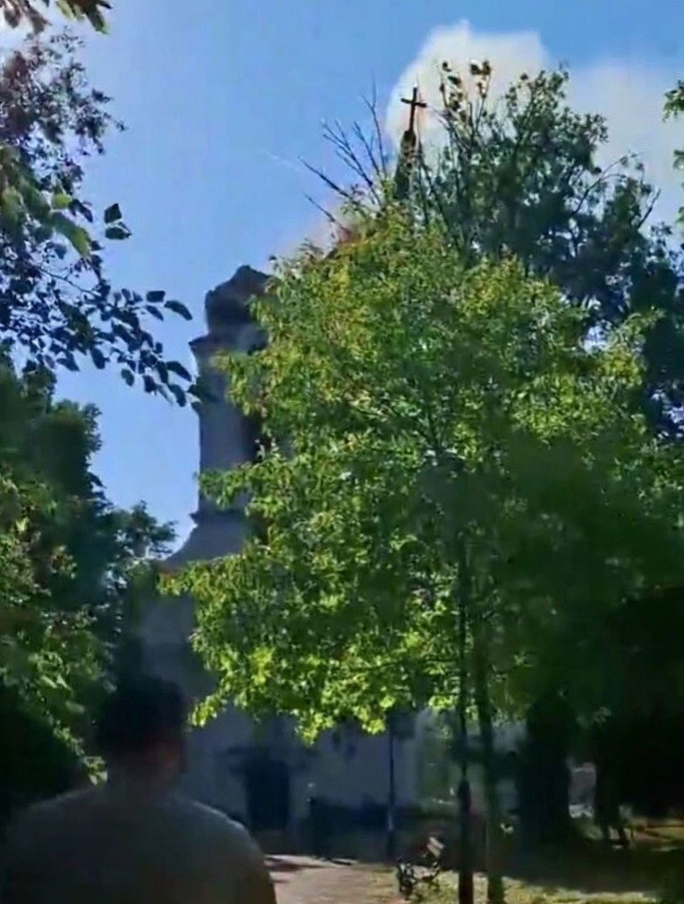 VIDEO Gori crkva u Srbiji. Srušio se toranj