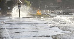 Olujni vjetar radi ogromne probleme na cesti kod Senja
