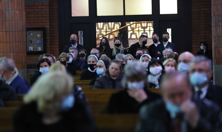 FOTO I VIDEO Crkva puna ljudi na misi za Bandića, svećenik je pozivao sve da dođu