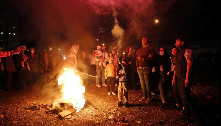 Festival vatre u Iranu: Preskaču plamen kako bi otjerali duhove, poginulo 11 ljudi