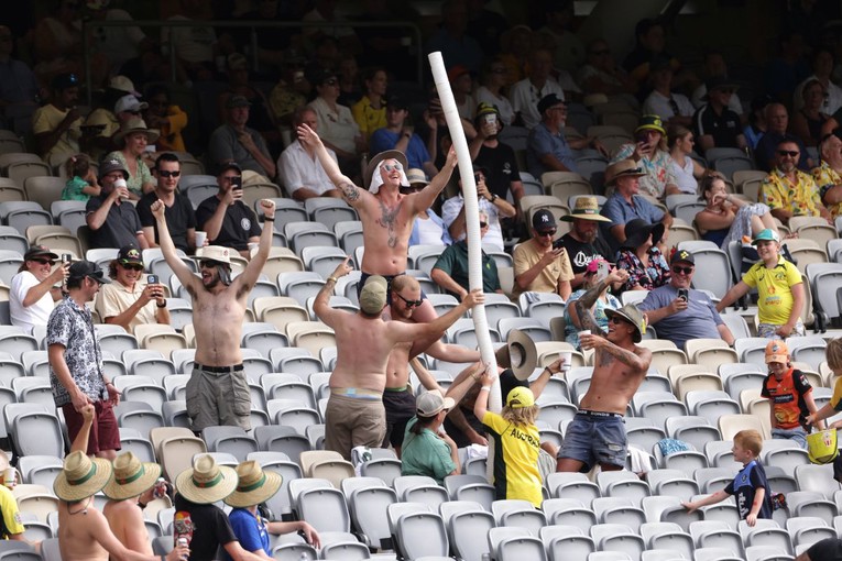 Britanski premijer želi ukinuti zabranu alkohola na nogometnim stadionima. "Nije fer"