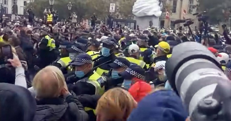 VIDEO Burni prosvjedi protiv lockdowna u Engleskoj, uhićeno više od 100 ljudi