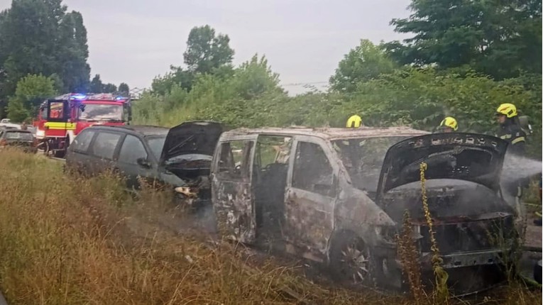 FOTO Na zagrebačkom Črnomercu gorjelo nekoliko automobila