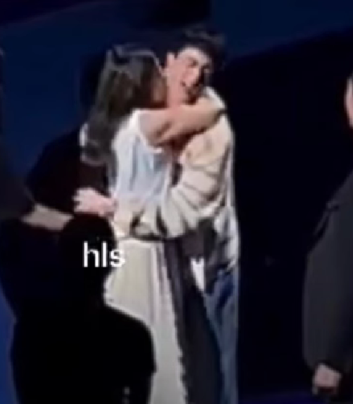 Japanska obožavateljica poljubila člana K-pop boy benda, sada je pod istragom