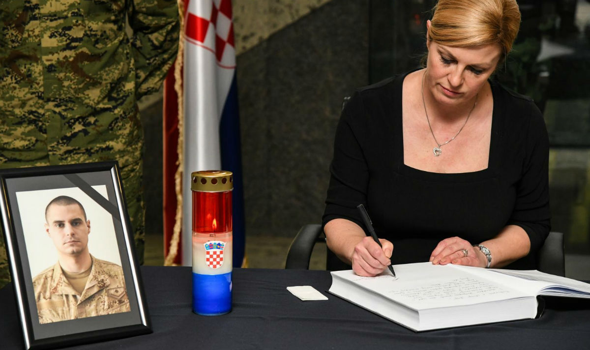 Kolinda se upisala u knjigu žalosti za poginulog vojnika Josipa Briškog