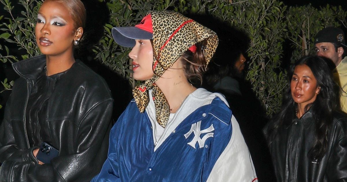 Hailey Bieber popularizira nošenje marame u bakinom stilu