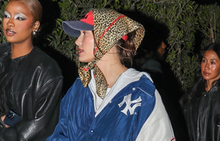 Hailey Bieber popularizira nošenje marame u bakinom stilu