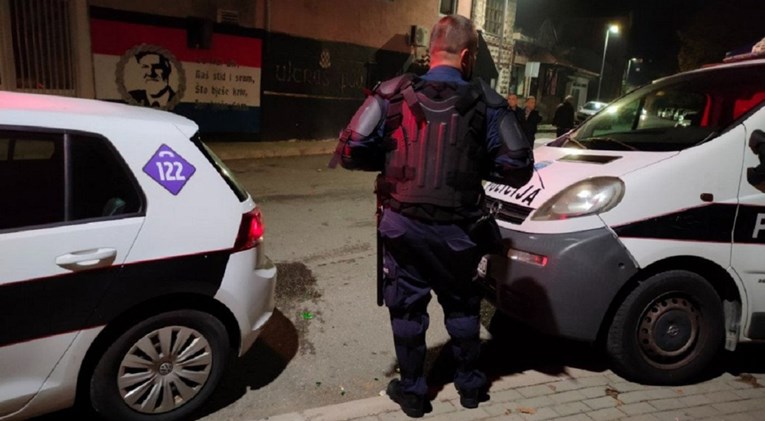Uništili pa zapalili kafić navijača Zrinjskog u Mostaru, policija blokirala ulicu