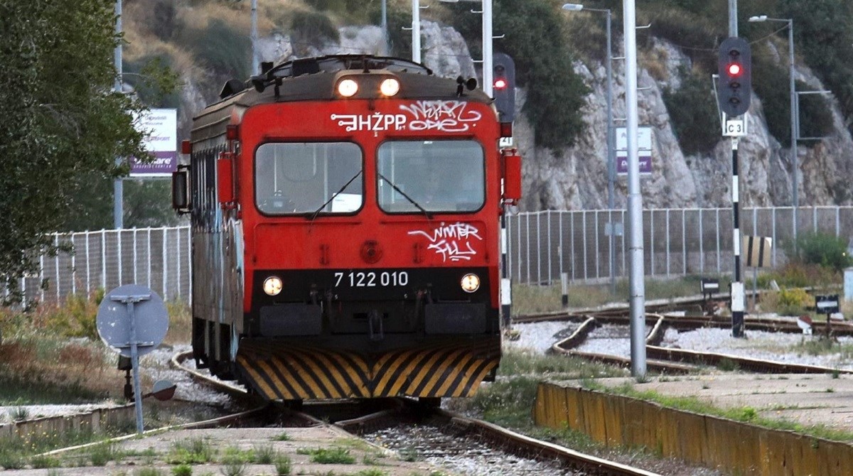 U naletu vlaka na pruzi Šibenik-Ražine ozlijeđena jedna osoba