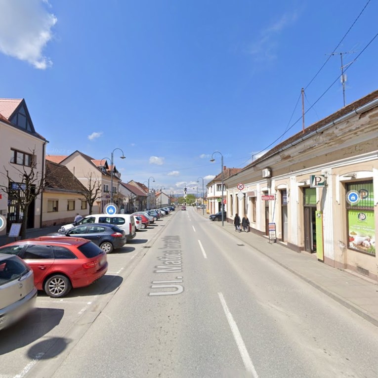 U Požegi vozila pijana. Zabila se u stup, barski stol, reklamu, prometne znakove...