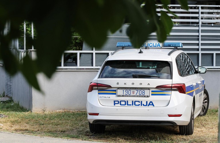 Pokrenut postupak protiv policajca kod Požege zbog seksualnih odnosa u službenom autu