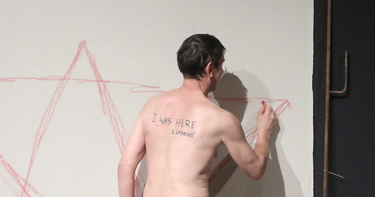 Hrvatski umjetnik Siniša Labrović potpuno gol izveo performans u zagrebačkom muzeju