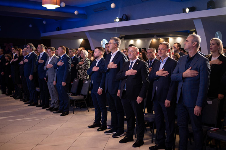 Plenković Mladeži HDZ-a: Izvolite se ukopčat