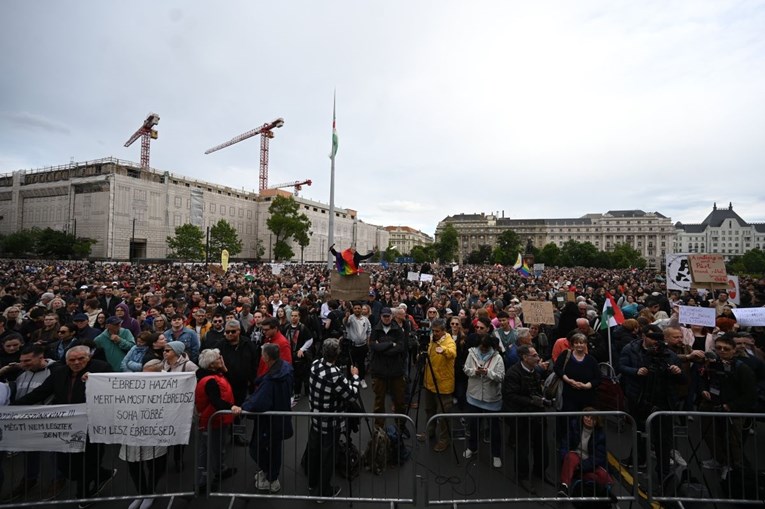 U Budimpešti prosvjedovali deseci tisuća ljudi: "Ne želimo živjeti u diktaturi"