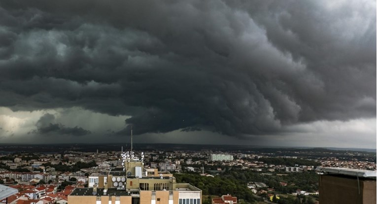 FOTO Pogledajte kako je danas izgledalo nebo iznad Pule