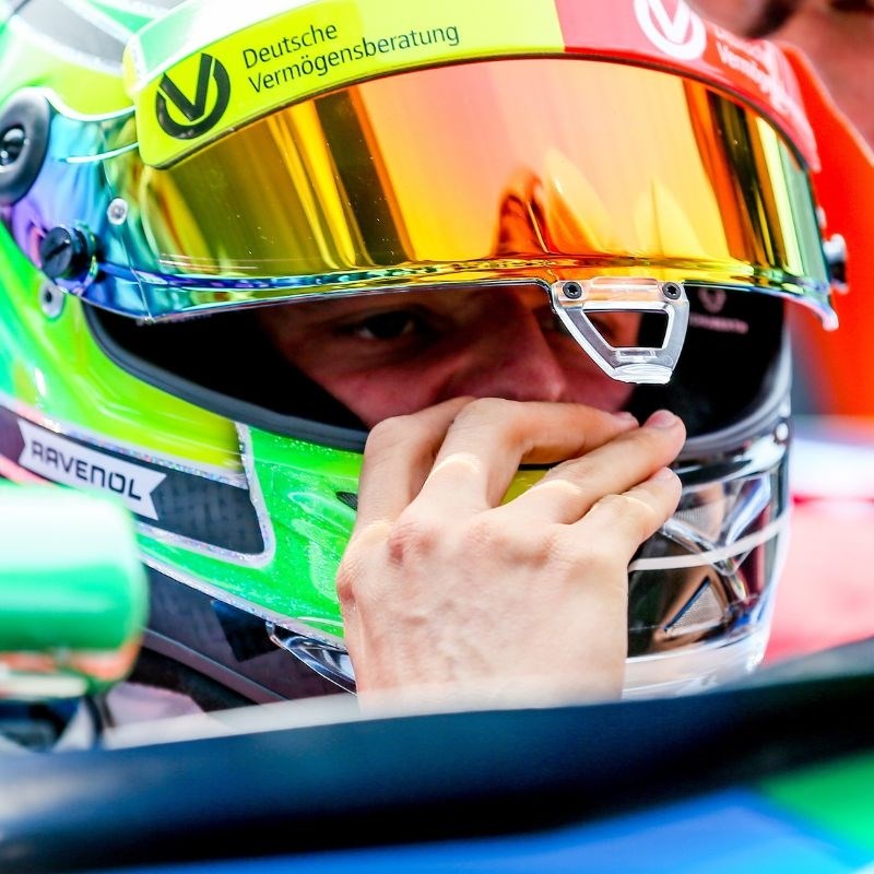 Schumacher uz pomoć žene potpisao kacigu. Prodat će se u humanitarne svrhe