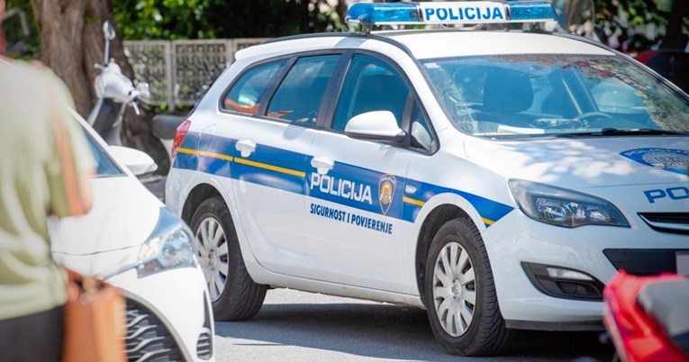 Kod Trogira vozio motor bez vozačke i kacige. Policija tražila pritvor, sud ga pustio