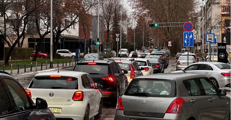 VIDEO Pogledajte gužvu na ulasku u zagrebački šoping-centar