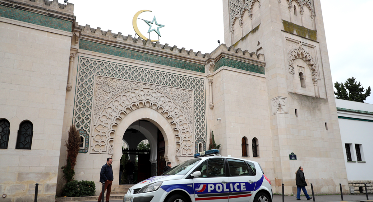 FOTO Svinjske glave postavljene ispred džamija u Parizu i okolici