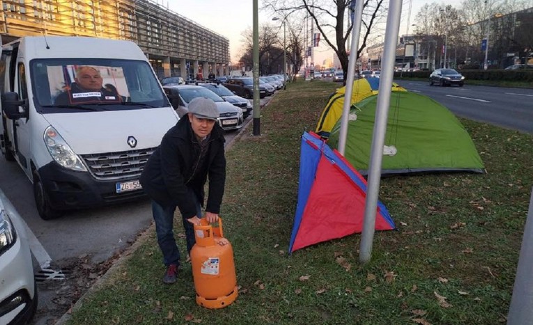 Juričan mora na sud zbog šatora ispred Holdinga, zvat će Glogoškog za svjedoka