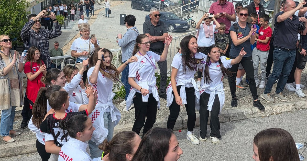 Srednjoškolke iz Ploča su svjetske prvakinje u rukometu. Pogledajte kako su dočekane