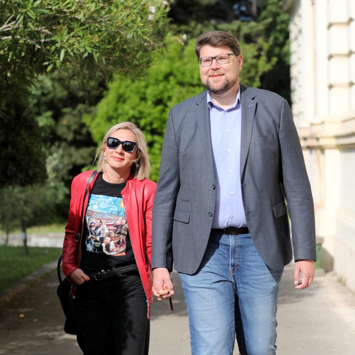 FOTO Peđa Grbin na glasanje došao sa suprugom Altanom i sinom Viktorom