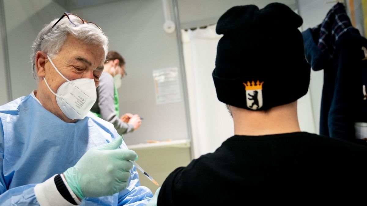 U Njemačkoj se šef Crvenog križa cijepio preko reda. Dobio je otkaz