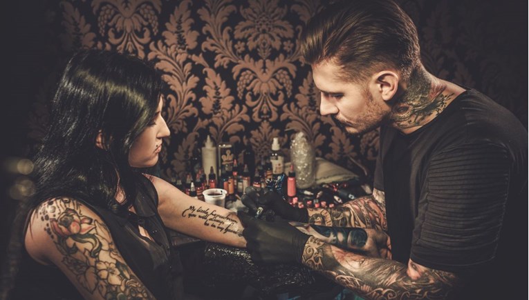 Tattoo majstor onima koji su preživjeli koronu poklanja besplatnu tetovažu